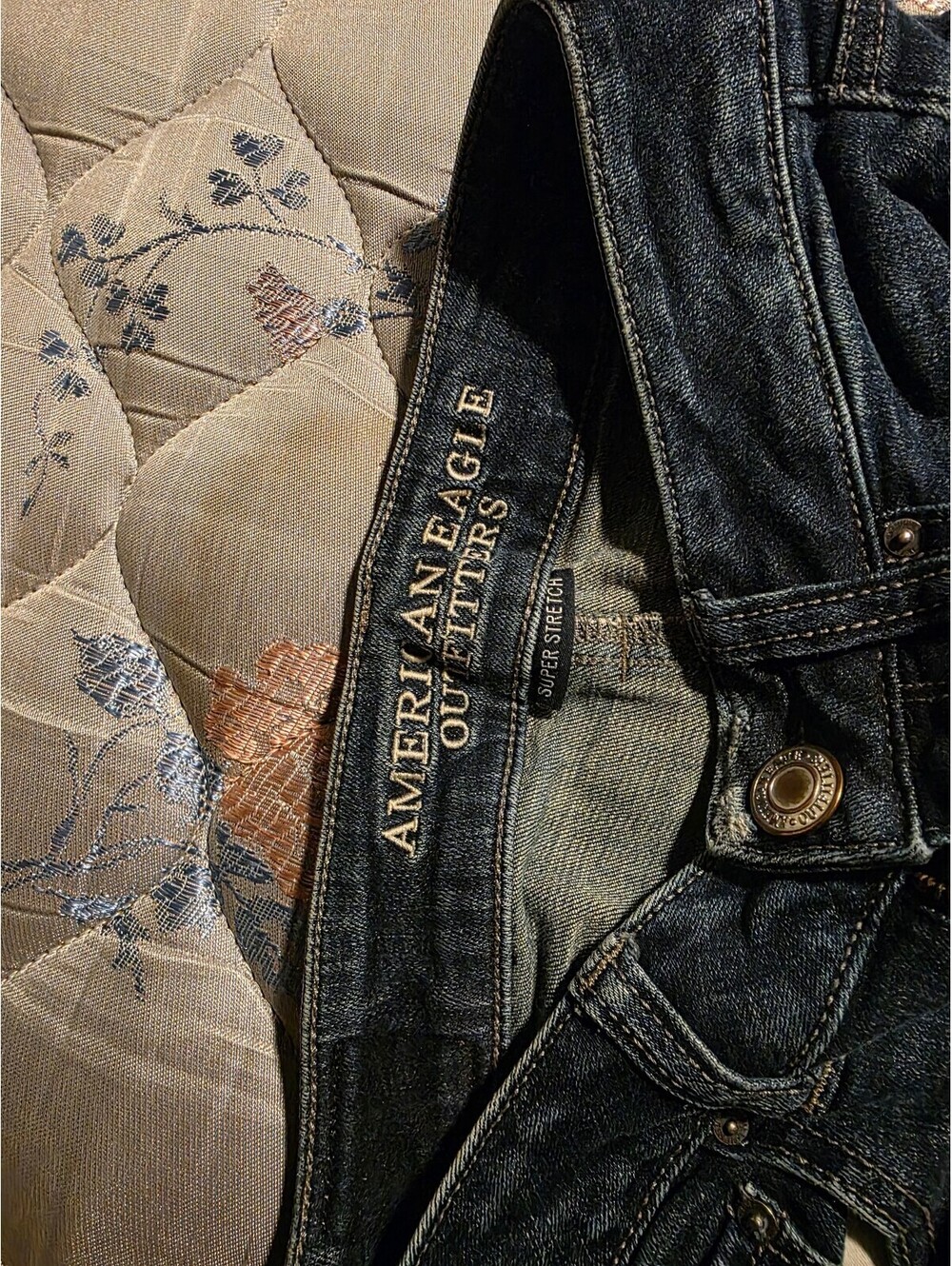 American Eagle Women’s Size 0 Short Super Stretch Dark Jeans Embroidered Llama